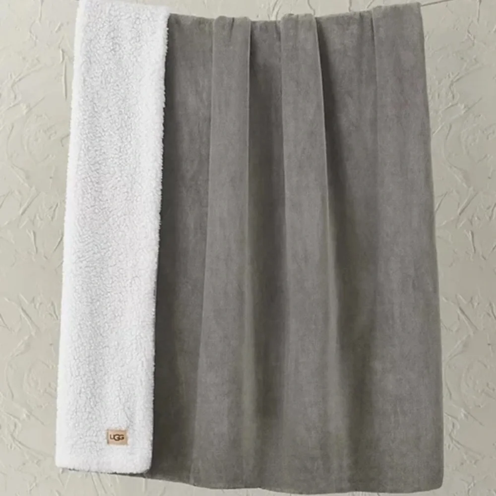 UGG Avery Reversible Throw 50” x 70” Seal Gray NEW!